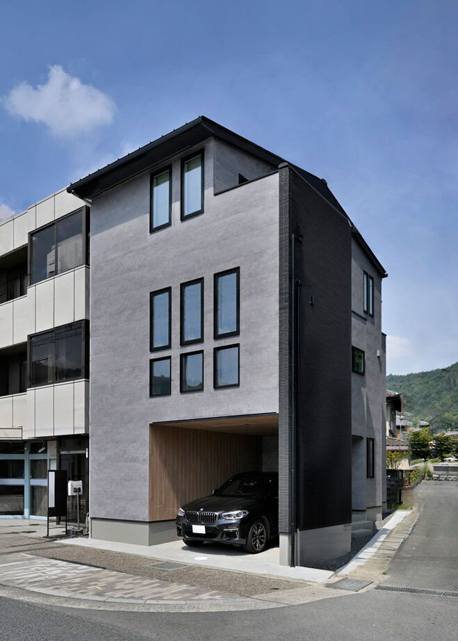 １００年住宅のゼロホーム 4000万円台・京都市｜モダンで心地いい広々LDKやインナーガレージを叶えた敷地24坪3階建ての家｜間取り有の建築実例画像