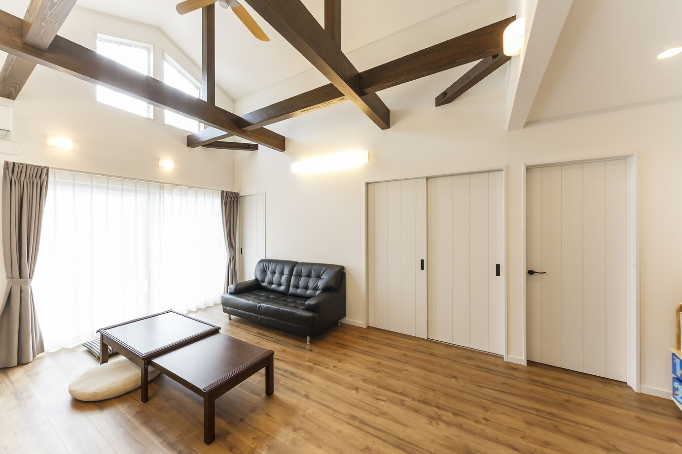 ミラクルホーム 【平屋/ペット】愛犬と暮らす、空間の繋がりにこだわったワンフロアの住まいの建築実例画像2