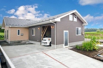 ミラクルホーム 自然や家族を身近に感じる平屋。広いインナーガレージを利用して趣味も満喫【1260万円】の建築実例画像