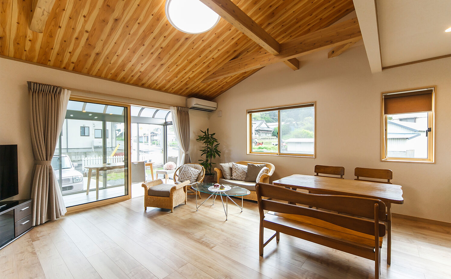 ミラクルホーム 【平屋/サンルーム/間取り図有】仲間が集いワイワイ楽しめる広いリビング。バリアフリーで暮らしやすいの建築実例画像