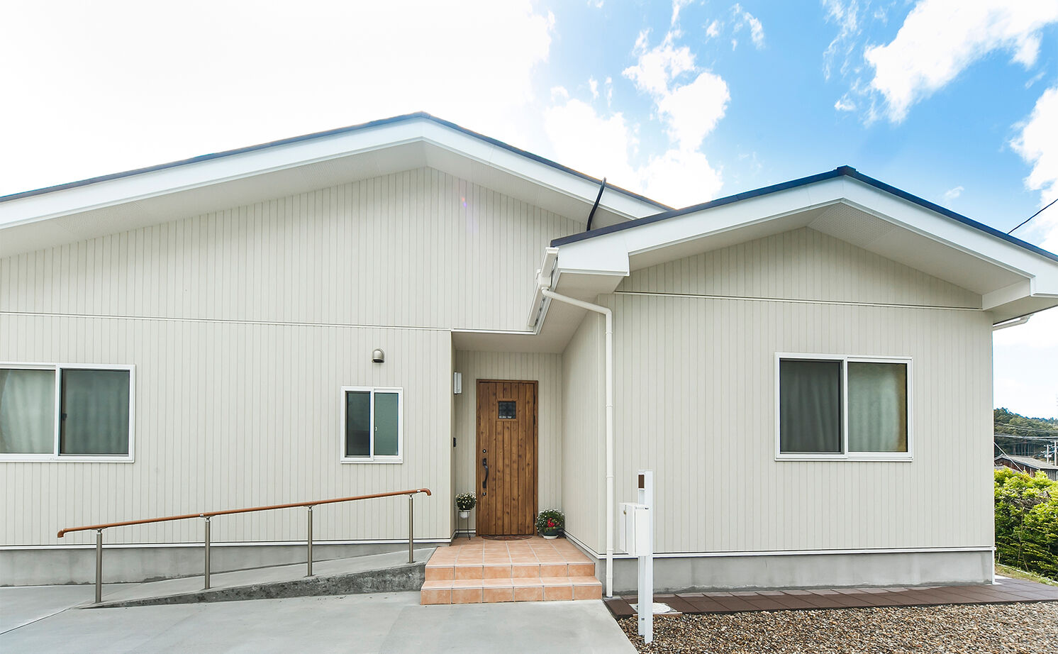 ミラクルホーム 【平屋/サンルーム/間取り図有】仲間が集いワイワイ楽しめる広いリビング。バリアフリーで暮らしやすいの建築実例画像2