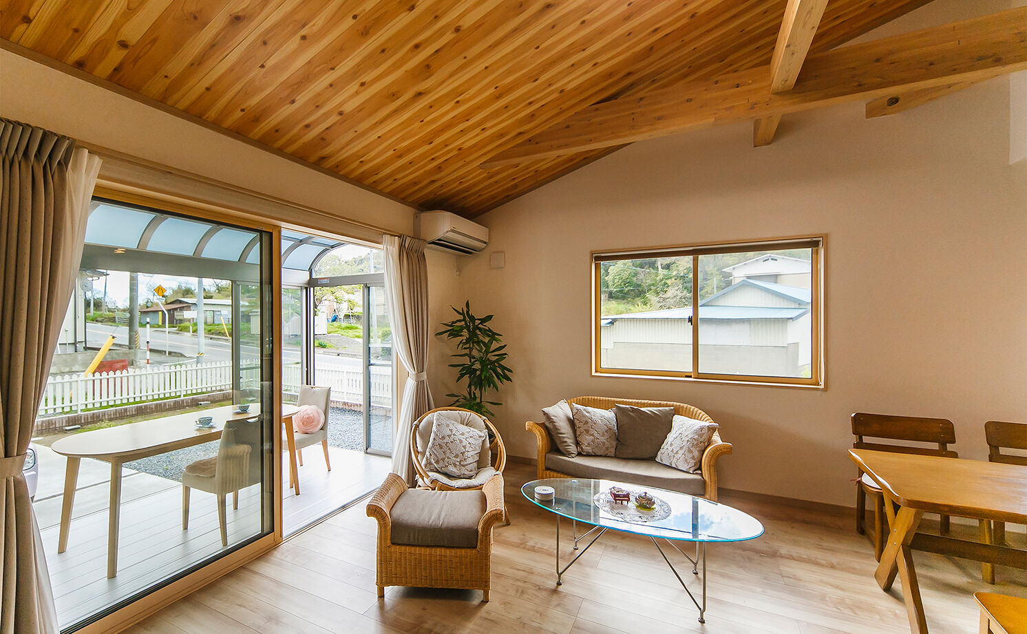 ミラクルホーム 【平屋/サンルーム/間取り図有】仲間が集いワイワイ楽しめる広いリビング。バリアフリーで暮らしやすいの建築実例画像3