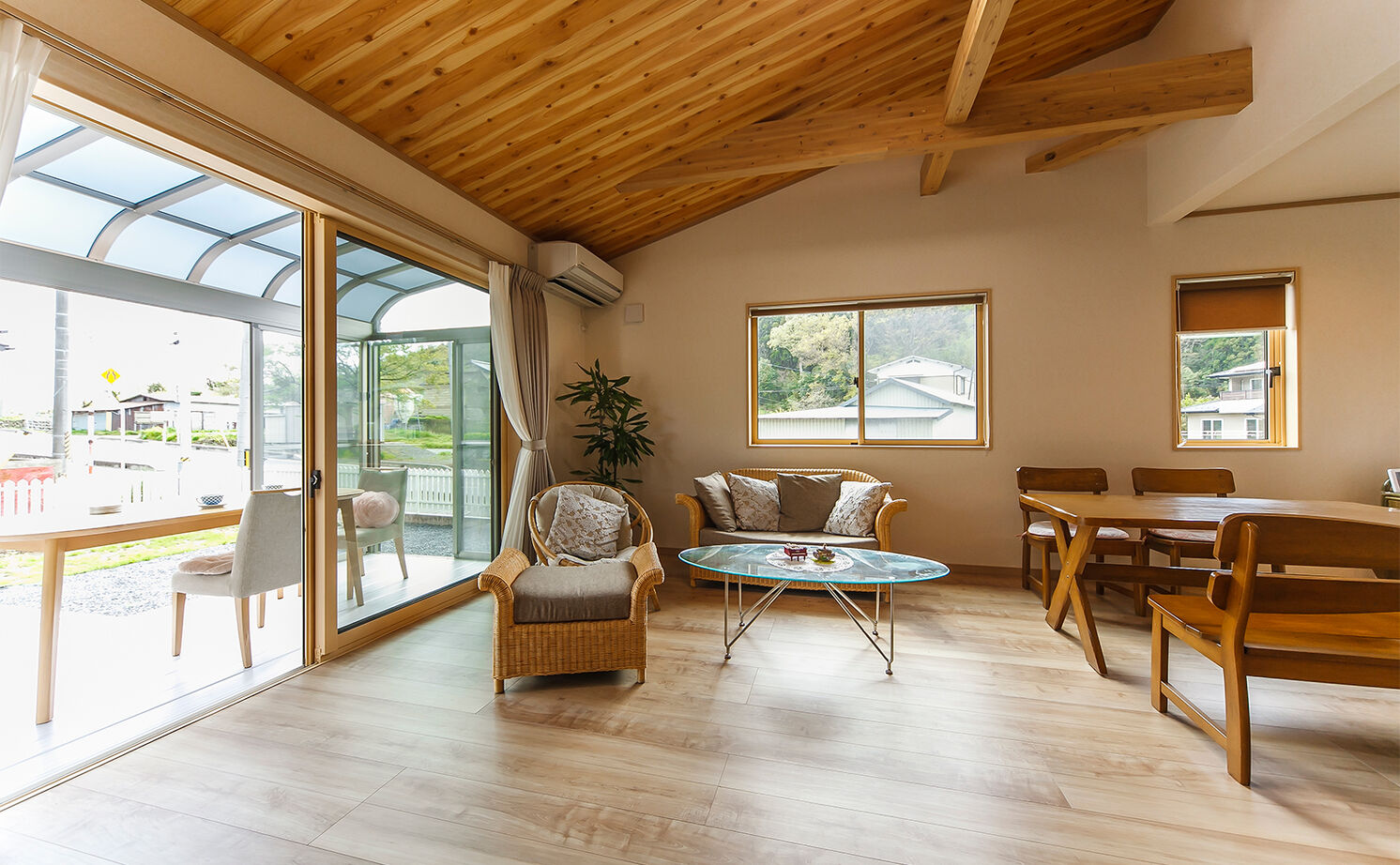 ミラクルホーム 【平屋/サンルーム/間取り図有】仲間が集いワイワイ楽しめる広いリビング。バリアフリーで暮らしやすいの建築実例画像6