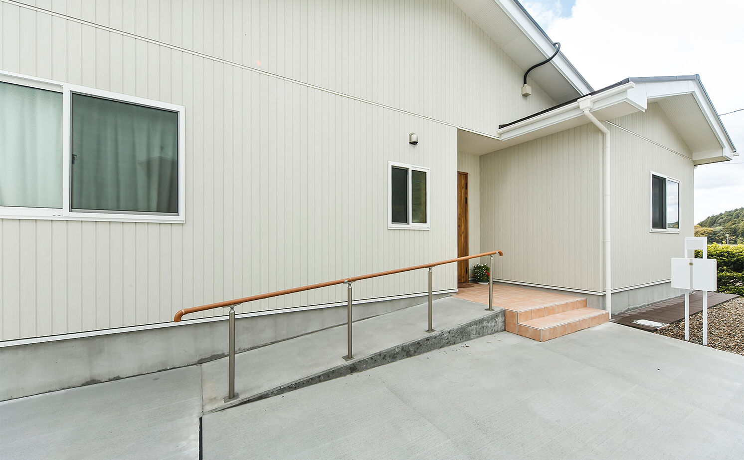 ミラクルホーム 【平屋/サンルーム/間取り図有】仲間が集いワイワイ楽しめる広いリビング。バリアフリーで暮らしやすいの建築実例画像15