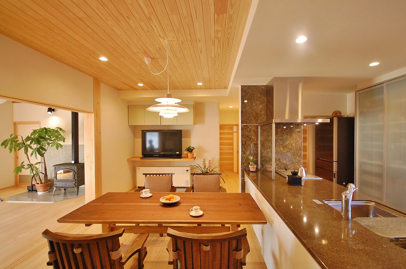 リソーケンセツ 【30坪台/間取り図あり/平屋】木の香りに包まれながら、広々としたリビングで人が集まる住まいの建築実例画像2