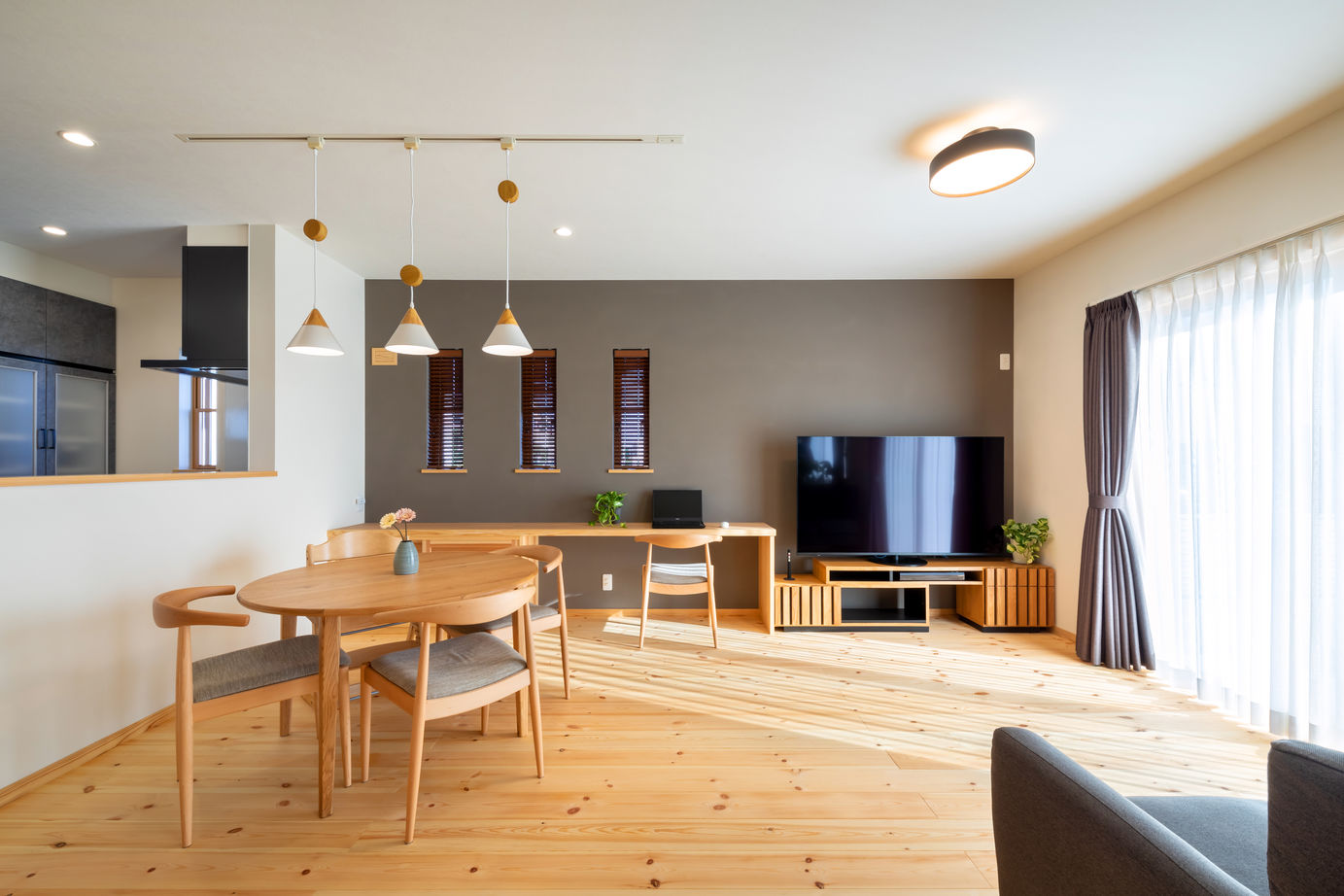 リソーケンセツ 【2000万円台/30坪台/回遊動線/吹き抜け】内・外観のギャップを狙った、デザインセンス溢れる自然素材の家の建築実例画像2