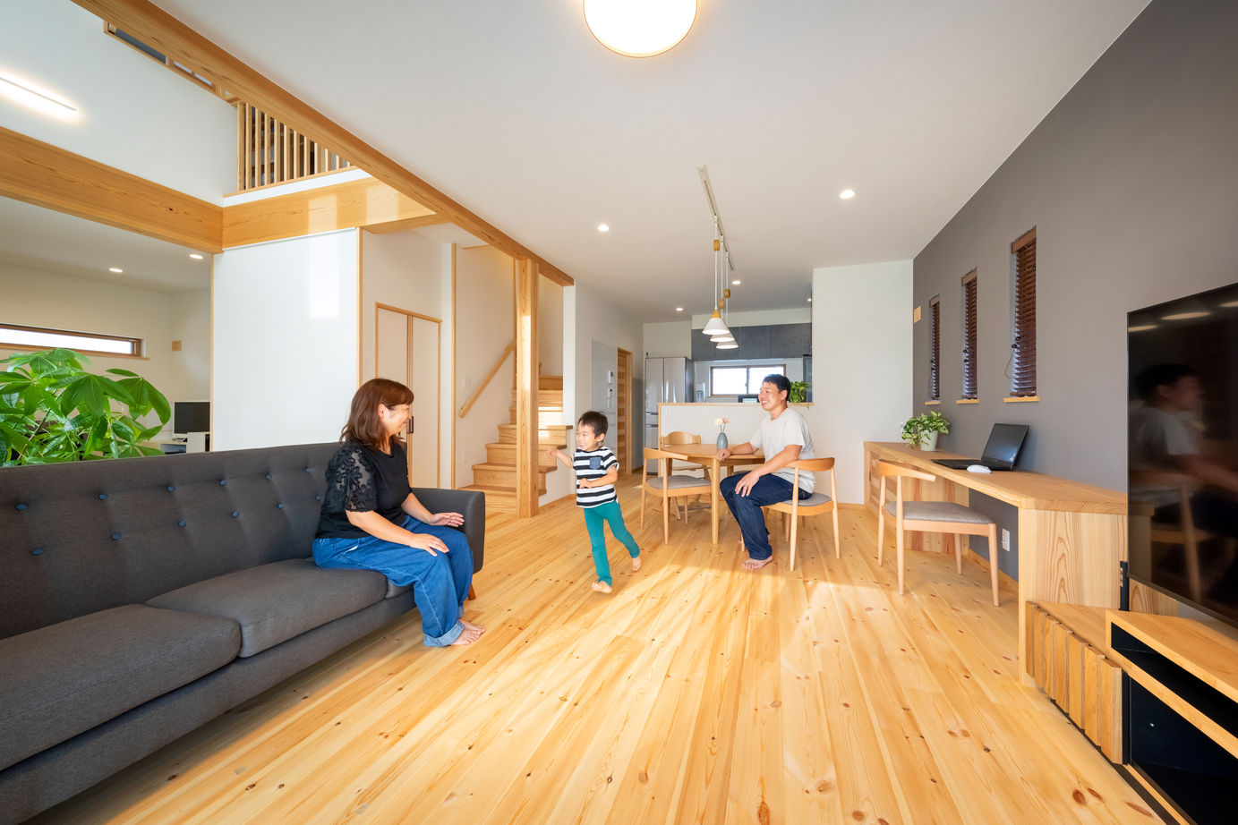 リソーケンセツ 【2000万円台/30坪台/回遊動線/吹き抜け】内・外観のギャップを狙った、デザインセンス溢れる自然素材の家の建築実例画像3