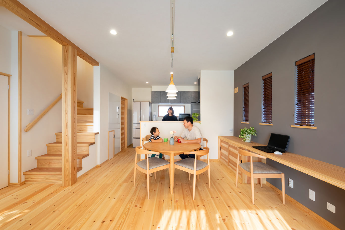 リソーケンセツ 【2000万円台/30坪台/回遊動線/吹き抜け】内・外観のギャップを狙った、デザインセンス溢れる自然素材の家の建築実例画像5