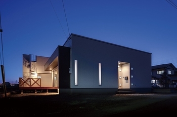 栃木建築社 【約51坪/平屋/4人家族】洗練されたデザインと機能性。スカイバルコニーとロフトがある家の建築実例画像2