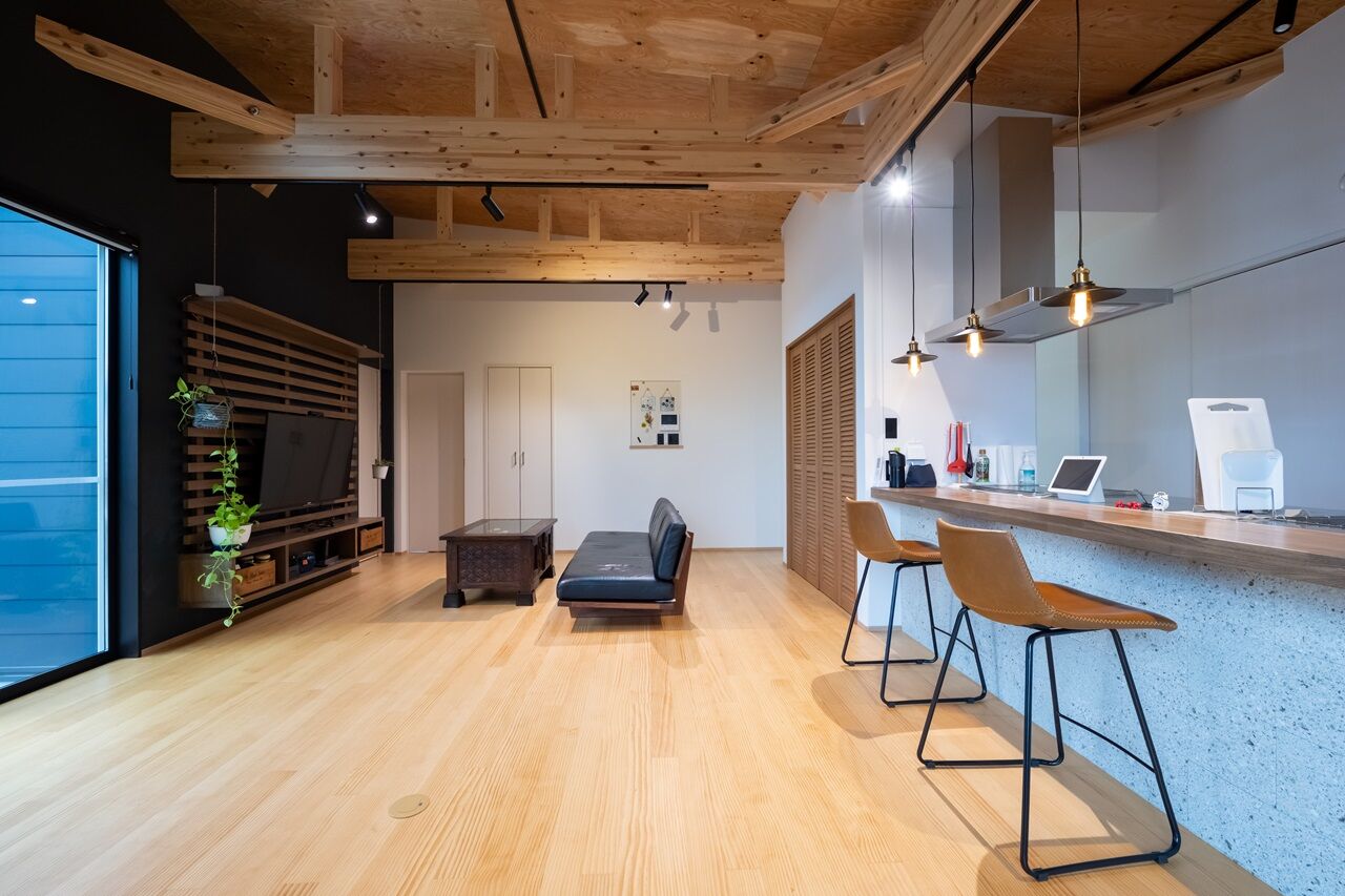 栃木建築社 【平屋】木のぬくもりを活かしたバイクガレージのある住まいの建築実例画像2