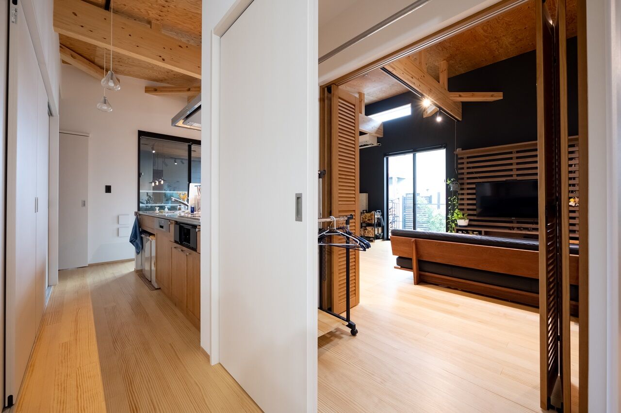 栃木建築社 【平屋】木のぬくもりを活かしたバイクガレージのある住まいの建築実例画像4