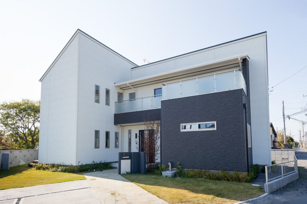 ノーブルホーム ウッドデッキが仲良し家族の憩いの場。豊富な収納スペースに20.1帖の吹き抜けリビングを叶えた２世帯住宅の建築実例画像1