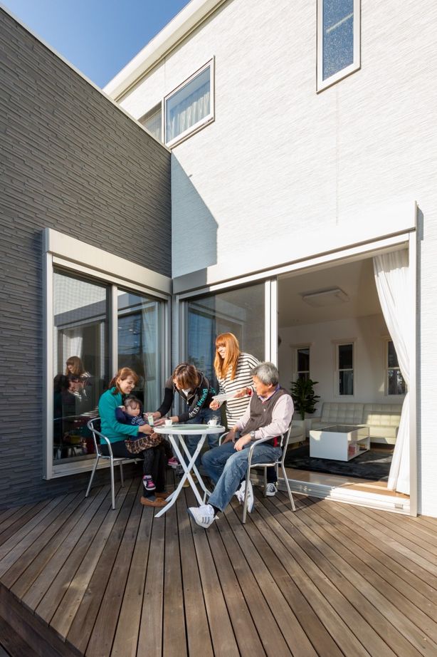 ノーブルホーム ウッドデッキが仲良し家族の憩いの場。豊富な収納スペースに20.1帖の吹き抜けリビングを叶えた２世帯住宅の建築実例画像2