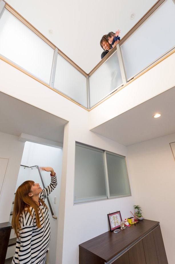 ノーブルホーム ウッドデッキが仲良し家族の憩いの場。豊富な収納スペースに20.1帖の吹き抜けリビングを叶えた２世帯住宅の建築実例画像3