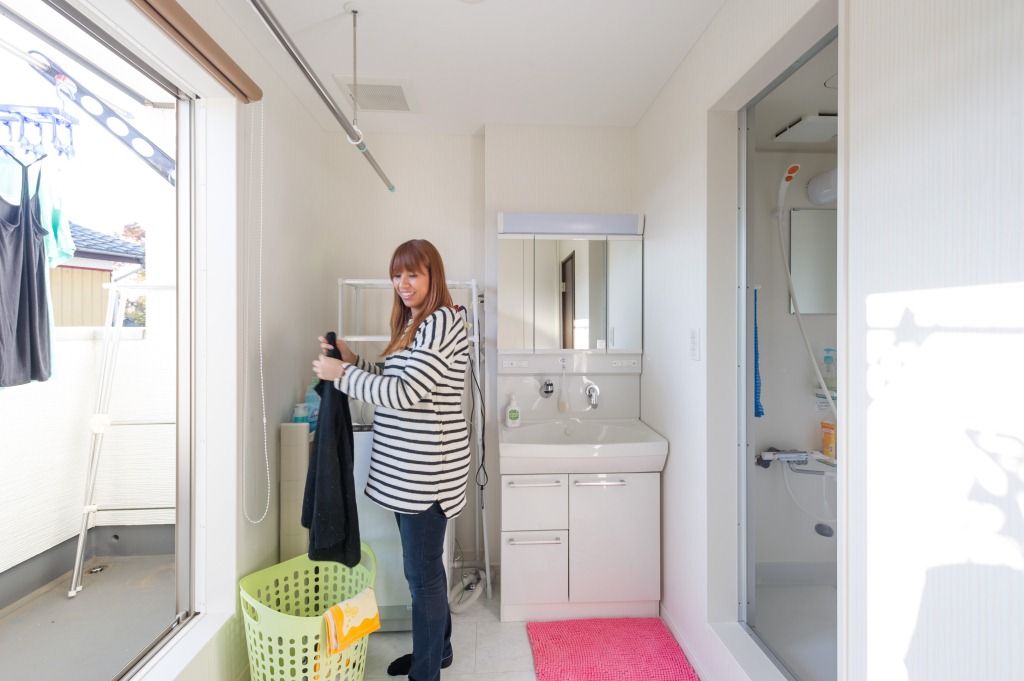 ノーブルホーム ウッドデッキが仲良し家族の憩いの場。豊富な収納スペースに20.1帖の吹き抜けリビングを叶えた２世帯住宅の建築実例画像7