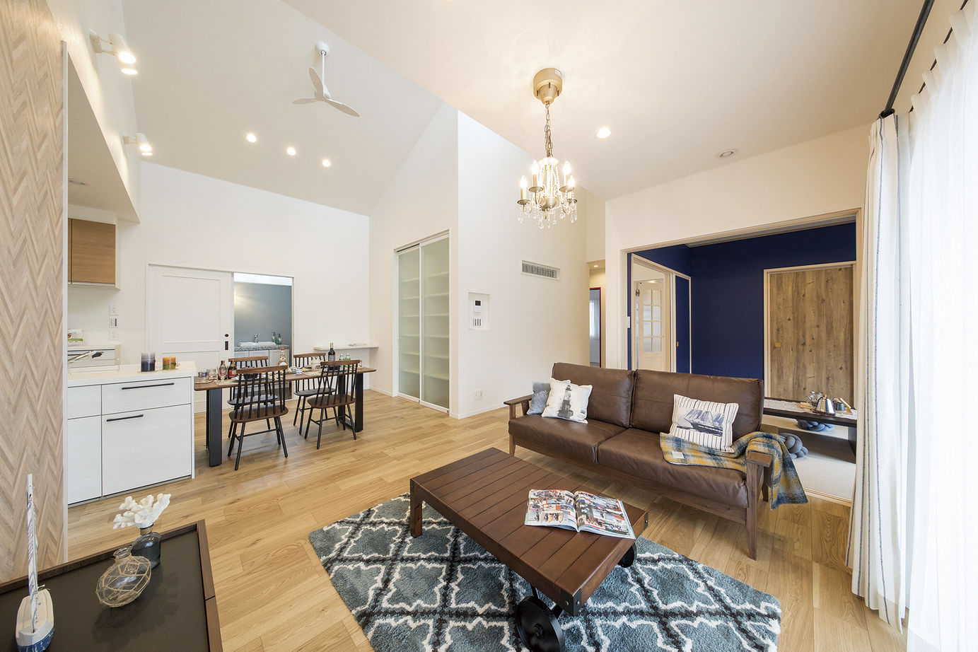 ノーブルホーム 勾配天井の開放感が心地よいカリフォルニアスタイルの家の建築実例画像2