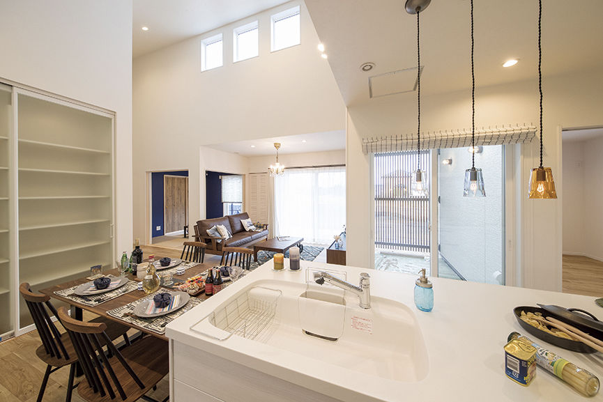 ノーブルホーム 勾配天井の開放感が心地よいカリフォルニアスタイルの家の建築実例画像3