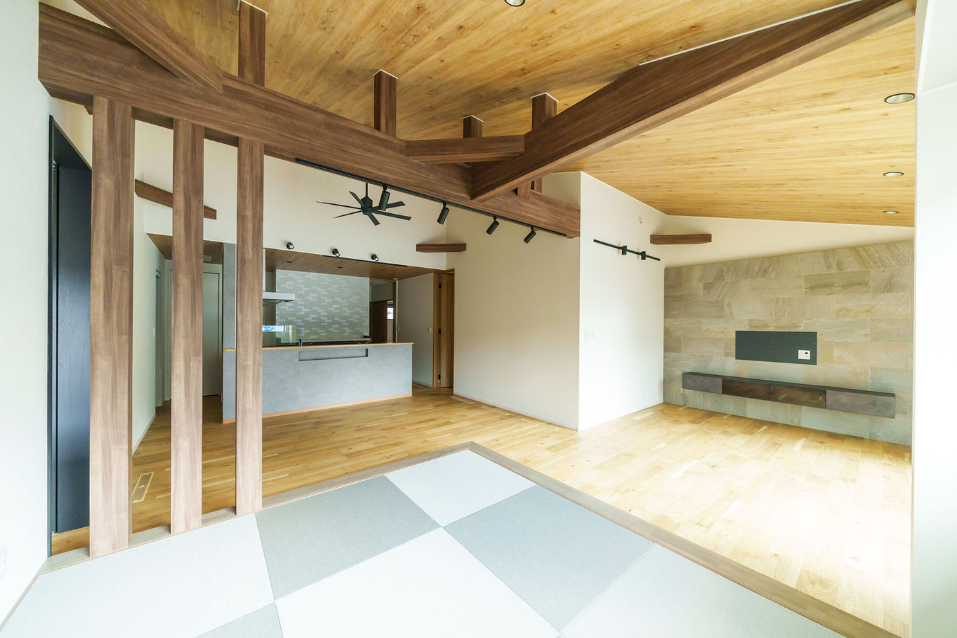 ノーブルホーム 【2世帯/4LLDDKK/48坪】自然エネルギーで暮らす、プライバシーを考慮した部分共有型2世帯の平屋の建築実例画像2