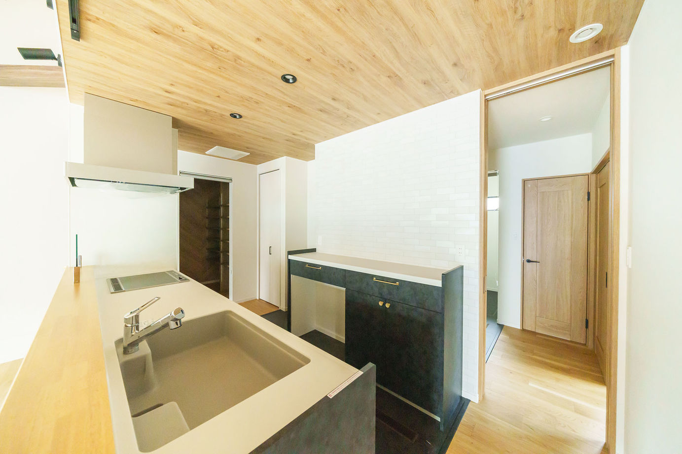 ノーブルホーム 【2世帯/4LLDDKK/48坪】自然エネルギーで暮らす、プライバシーを考慮した部分共有型2世帯の平屋の建築実例画像3