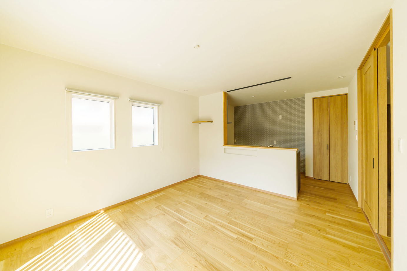 ノーブルホーム 【2世帯/4LLDDKK/48坪】自然エネルギーで暮らす、プライバシーを考慮した部分共有型2世帯の平屋の建築実例画像4