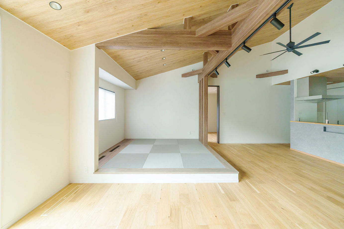 ノーブルホーム 【2世帯/4LLDDKK/48坪】自然エネルギーで暮らす、プライバシーを考慮した部分共有型2世帯の平屋の建築実例画像9