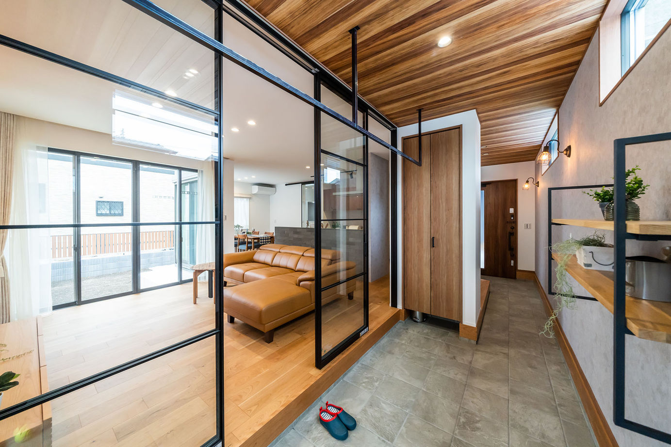 ノーブルホーム 【広々LDK・20帖】アウトドアを楽しむ土間スペースのある2階建ての建築実例画像2