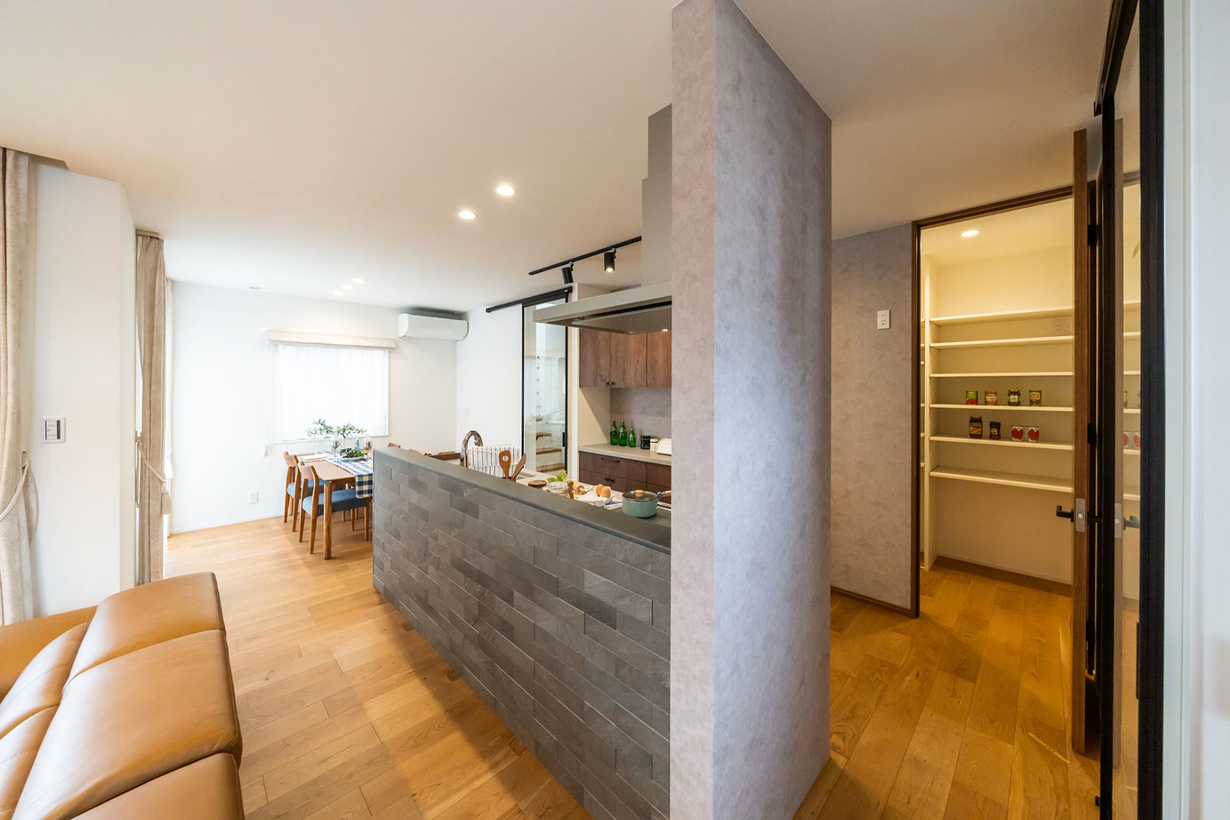 ノーブルホーム 【広々LDK・20帖】アウトドアを楽しむ土間スペースのある2階建ての建築実例画像5