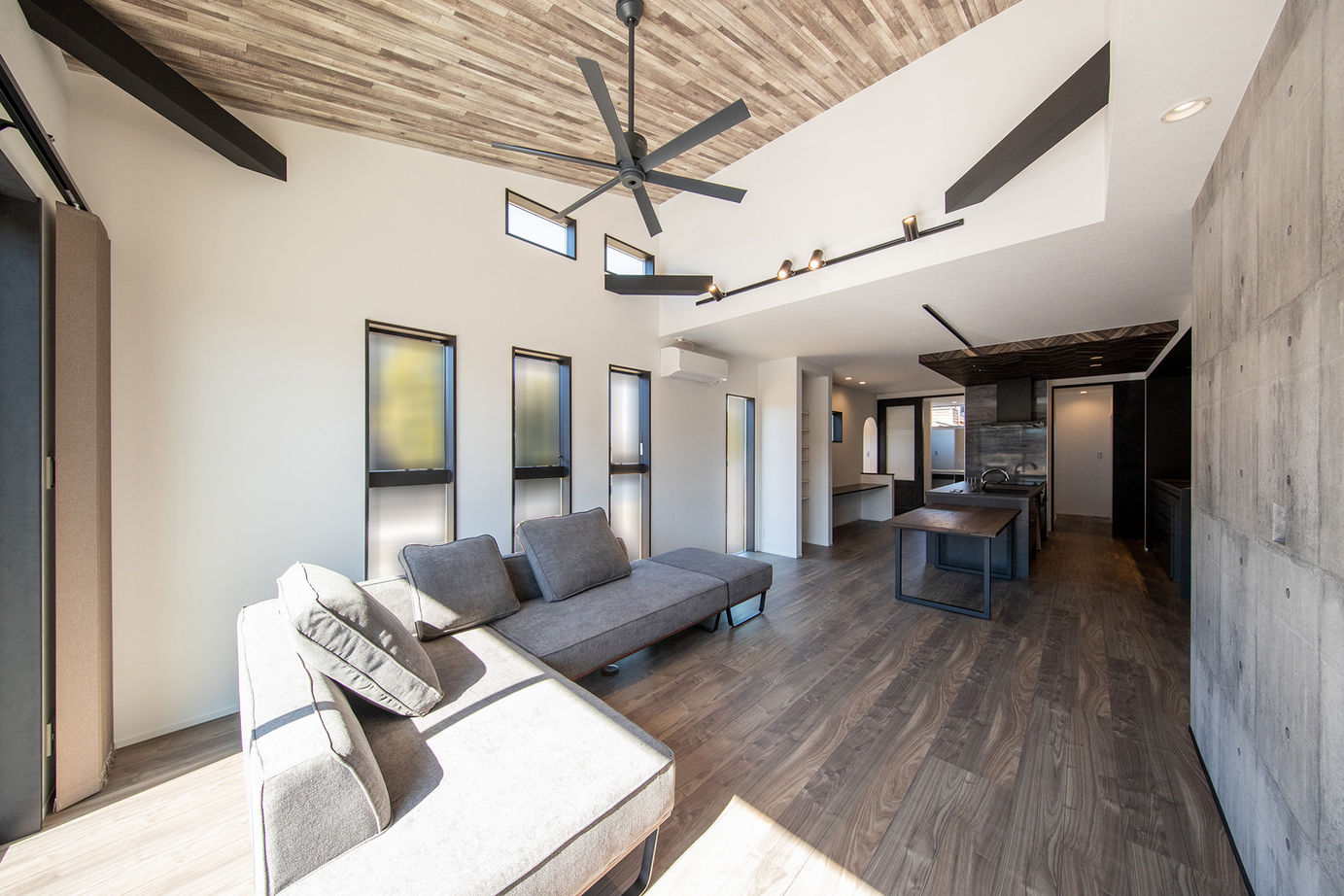 ノーブルホーム 【3,000万円以上/4LDK/インダストリアル】クールな外観とインテリアにこだわった平屋の建築実例画像2