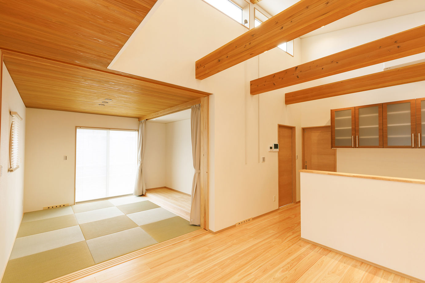 シモアラ 【平屋／バリアフリー】暮らしやすいシンプルな動線が特徴。そして天然木を贅沢に使った家の建築実例画像4