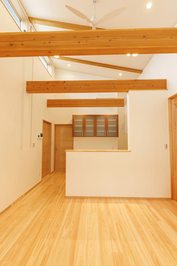 シモアラ 【平屋／バリアフリー】暮らしやすいシンプルな動線が特徴。そして天然木を贅沢に使った家の建築実例画像5