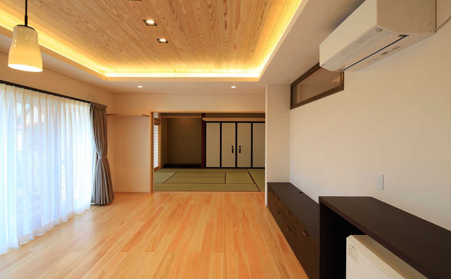 シモアラ 【古民家風の平屋／広々ウッドデッキ】高齢の家族も快適に暮らす、天然木のバリアフリー住宅の建築実例画像3