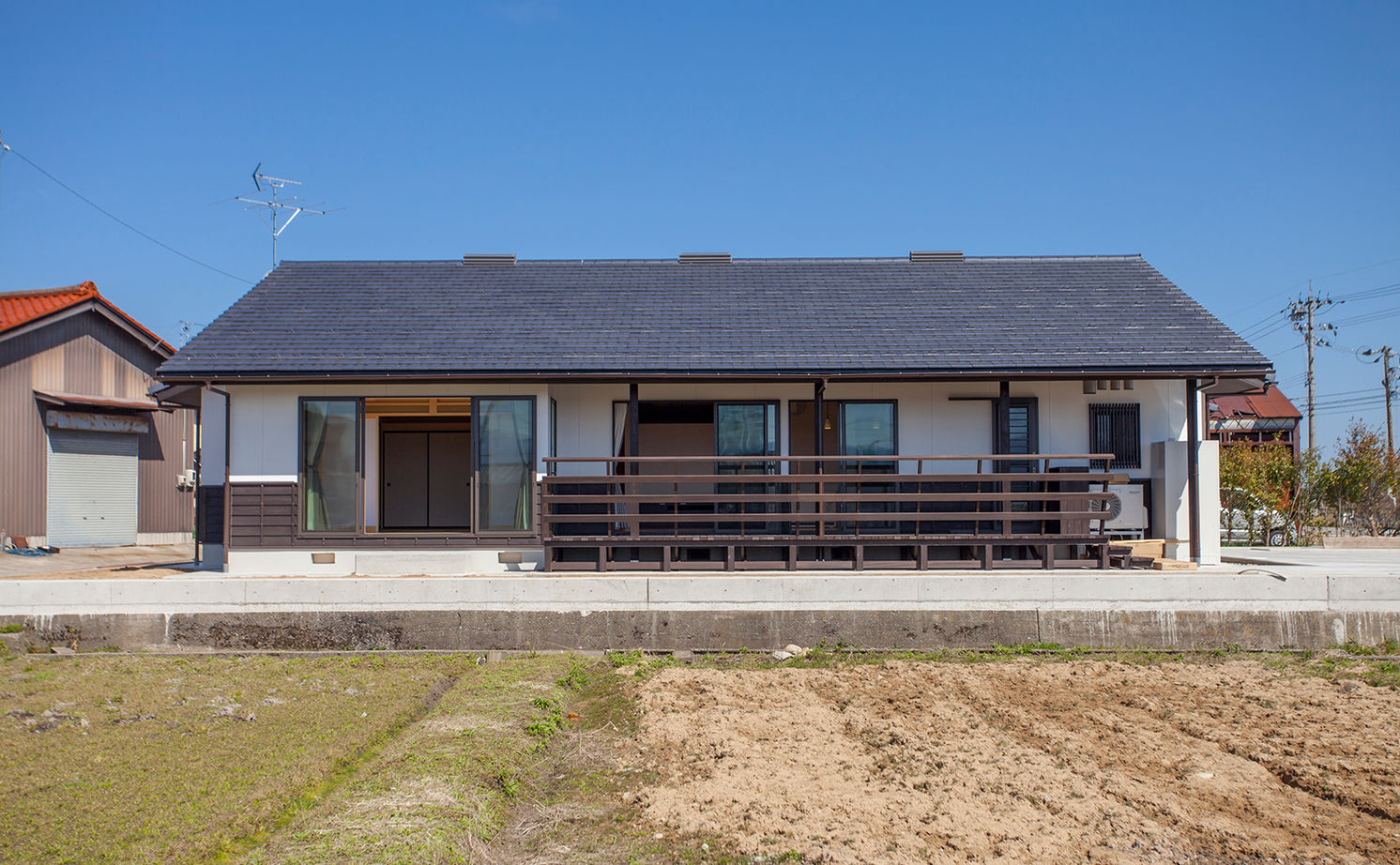 シモアラ 【古民家風の平屋／広々ウッドデッキ】高齢の家族も快適に暮らす、天然木のバリアフリー住宅の建築実例画像7