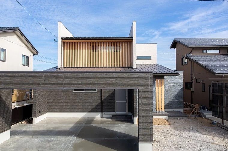 シモアラ 木の格子と温かい光が差し込む吹き抜けの家の建築実例画像