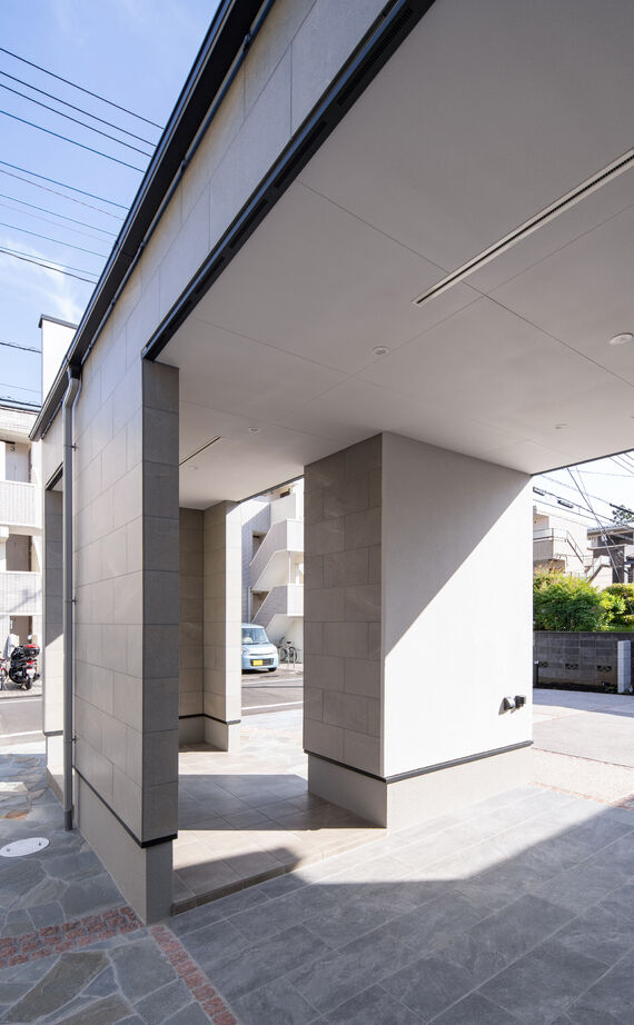 『高気密・高断熱の家』日本住宅ツーバイ 【二世帯住宅/5LLDK/間取図有】三世代同居のプラン、ホテルライクな車寄せ、大型犬と暮らす回遊動線の建築実例画像2