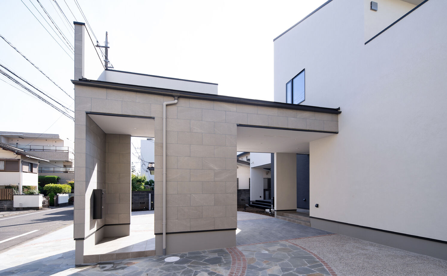 『高気密・高断熱の家』日本住宅ツーバイ 【二世帯住宅/5LLDK/間取図有】三世代同居のプラン、ホテルライクな車寄せ、大型犬と暮らす回遊動線の建築実例画像3