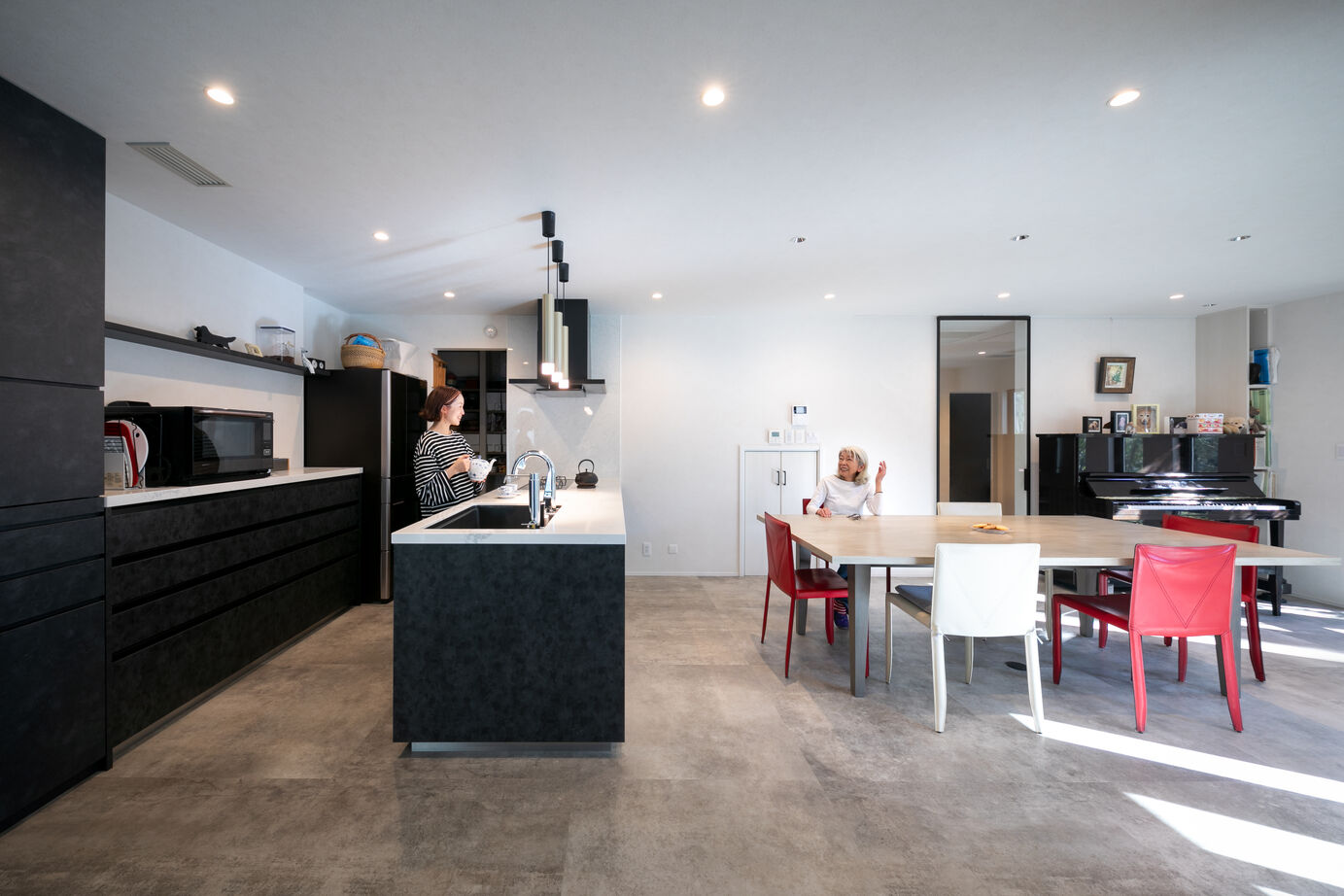 『高気密・高断熱の家』日本住宅ツーバイ 【二世帯住宅/5LLDK/間取図有】三世代同居のプラン、ホテルライクな車寄せ、大型犬と暮らす回遊動線の建築実例画像5