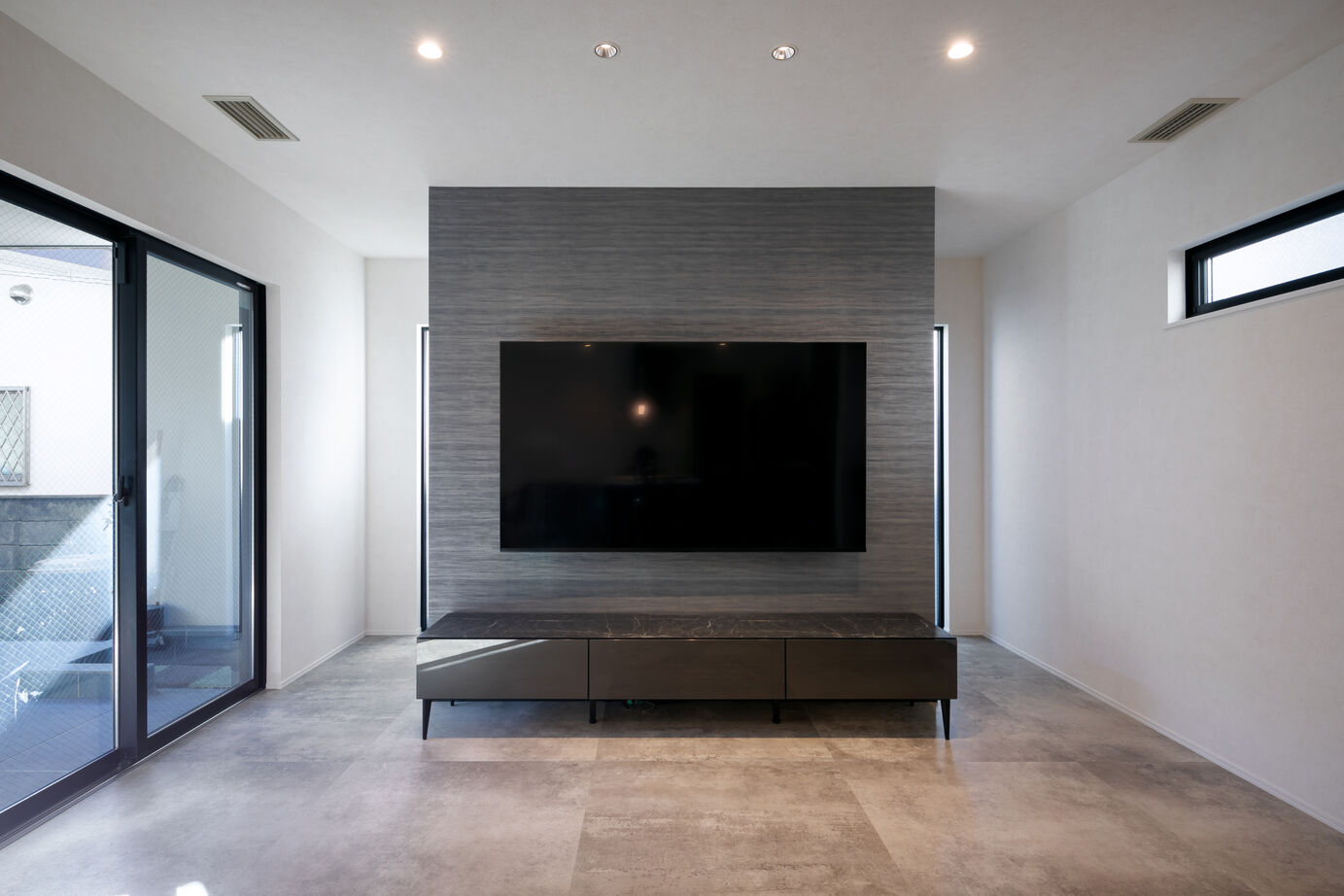 『高気密・高断熱の家』日本住宅ツーバイ 【二世帯住宅/5LLDK/間取図有】三世代同居のプラン、ホテルライクな車寄せ、大型犬と暮らす回遊動線の建築実例画像6