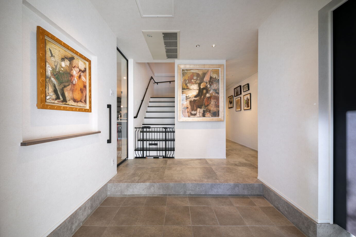 『高気密・高断熱の家』日本住宅ツーバイ 【二世帯住宅/5LLDK/間取図有】三世代同居のプラン、ホテルライクな車寄せ、大型犬と暮らす回遊動線の建築実例画像9