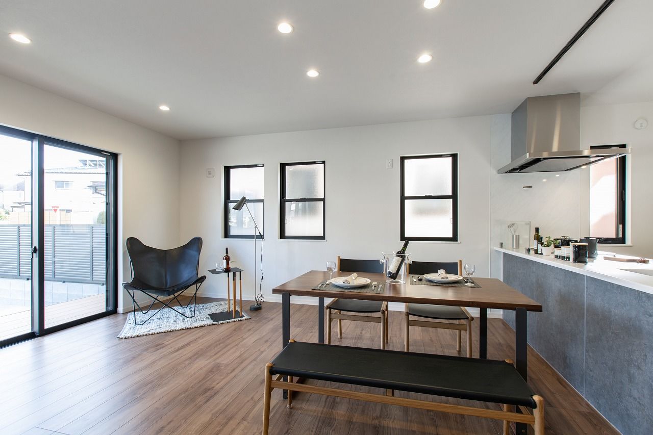 『高気密・高断熱の家』日本住宅ツーバイ 【2000万円台/ウッドデッキ/間取り図】キャットウォークのある吹き抜けリビング愛猫と暮らす片流れ屋根の家の建築実例画像3