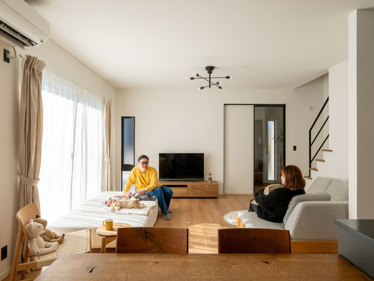 『高気密・高断熱の家』日本住宅ツーバイ 【2000万円台／アイランドキッチン／回遊動線】大開口から陽光が入る暖かいLDK、こだわりの詰まった家の建築実例画像3