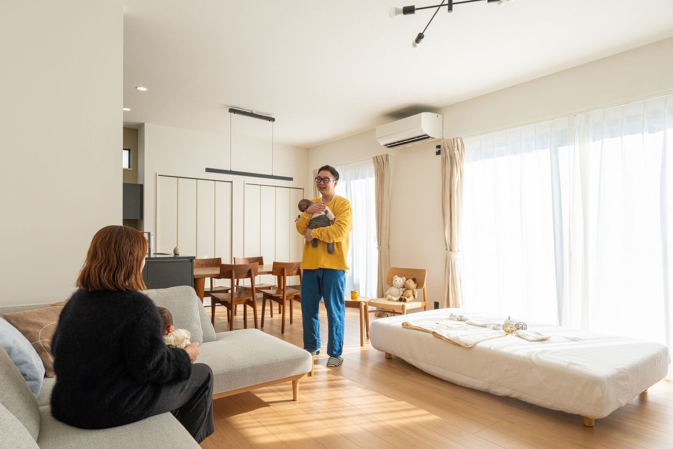 『高気密・高断熱の家』日本住宅ツーバイ 【2000万円台／アイランドキッチン／回遊動線】大開口から陽光が入る暖かいLDK、こだわりの詰まった家の建築実例画像4