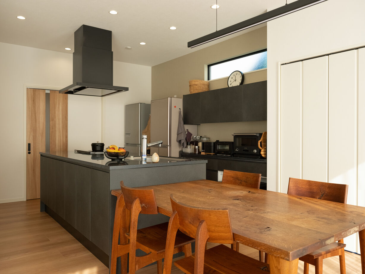 『高気密・高断熱の家』日本住宅ツーバイ 【2000万円台／アイランドキッチン／回遊動線】大開口から陽光が入る暖かいLDK、こだわりの詰まった家の建築実例画像8