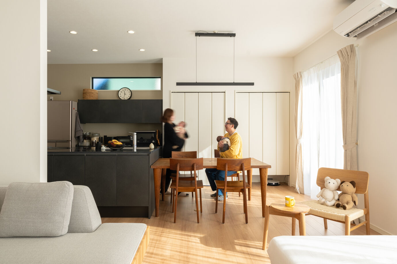 『高気密・高断熱の家』日本住宅ツーバイ 【2000万円台／アイランドキッチン／回遊動線】大開口から陽光が入る暖かいLDK、こだわりの詰まった家の建築実例画像9