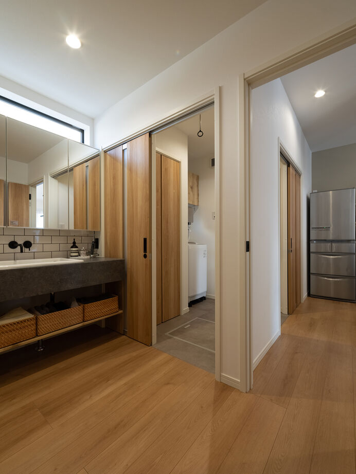 『高気密・高断熱の家』日本住宅ツーバイ 【2000万円台／アイランドキッチン／回遊動線】大開口から陽光が入る暖かいLDK、こだわりの詰まった家の建築実例画像10