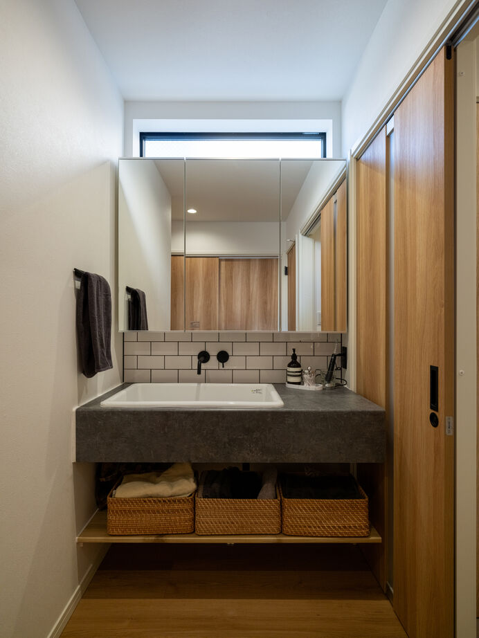 『高気密・高断熱の家』日本住宅ツーバイ 【2000万円台／アイランドキッチン／回遊動線】大開口から陽光が入る暖かいLDK、こだわりの詰まった家の建築実例画像11