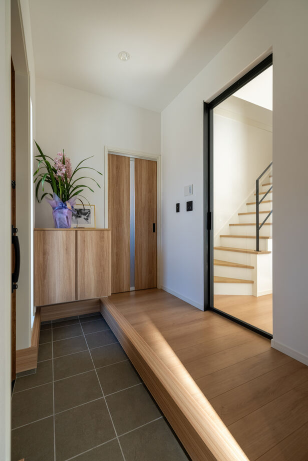 『高気密・高断熱の家』日本住宅ツーバイ 【2000万円台／アイランドキッチン／回遊動線】大開口から陽光が入る暖かいLDK、こだわりの詰まった家の建築実例画像13