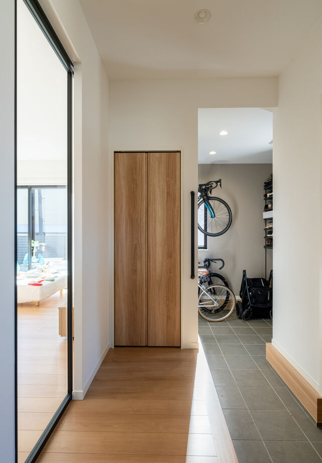 『高気密・高断熱の家』日本住宅ツーバイ 【2000万円台／アイランドキッチン／回遊動線】大開口から陽光が入る暖かいLDK、こだわりの詰まった家の建築実例画像14