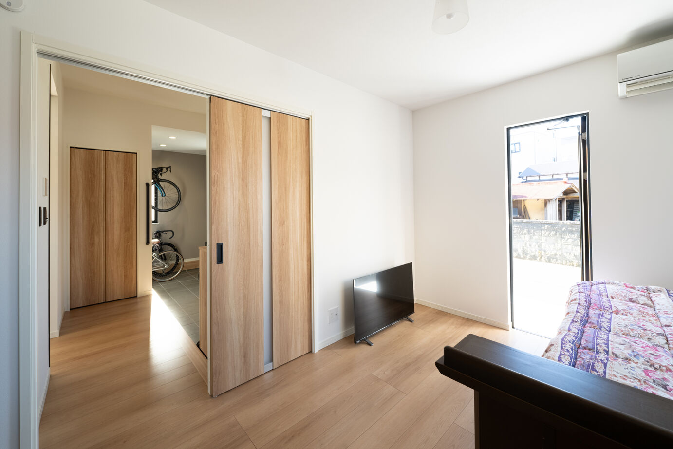 『高気密・高断熱の家』日本住宅ツーバイ 【2000万円台／アイランドキッチン／回遊動線】大開口から陽光が入る暖かいLDK、こだわりの詰まった家の建築実例画像16