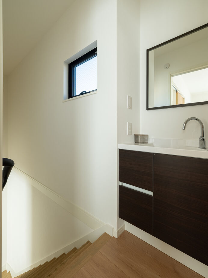 『高気密・高断熱の家』日本住宅ツーバイ 【2000万円台／アイランドキッチン／回遊動線】大開口から陽光が入る暖かいLDK、こだわりの詰まった家の建築実例画像17