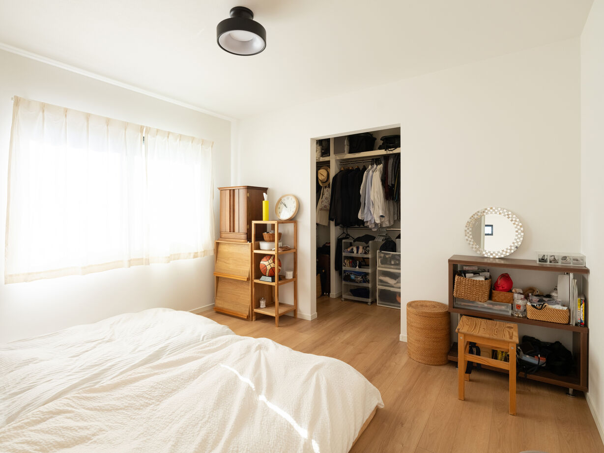 『高気密・高断熱の家』日本住宅ツーバイ 【2000万円台／アイランドキッチン／回遊動線】大開口から陽光が入る暖かいLDK、こだわりの詰まった家の建築実例画像19